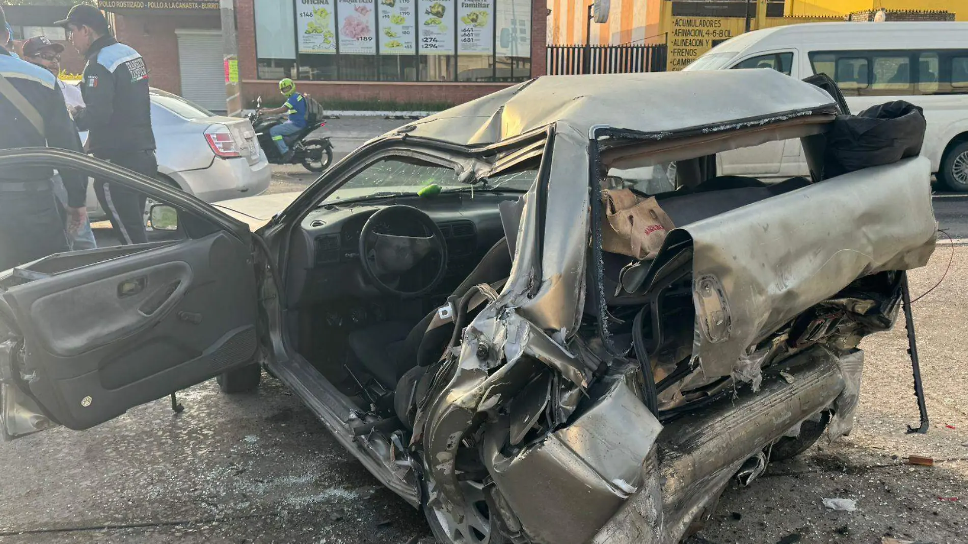 Prensado y graves daños en choque entre camioneta y Tsuru en carretera Tampico-Mante